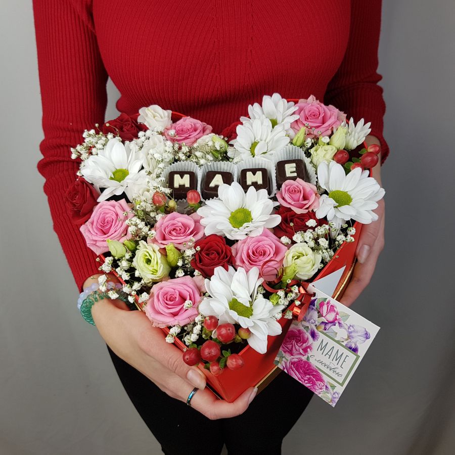 Коробочка с розами и шоколадными буквами "Маме"