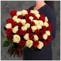 Букет из 55 красных и белых высоких роз Эквадор