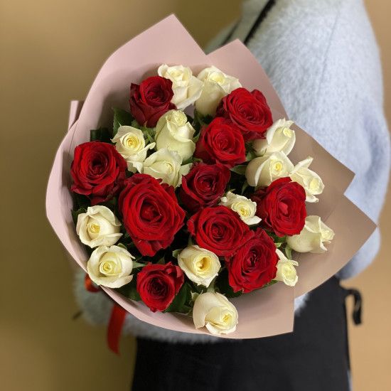 25 красно-белых кенийских роз