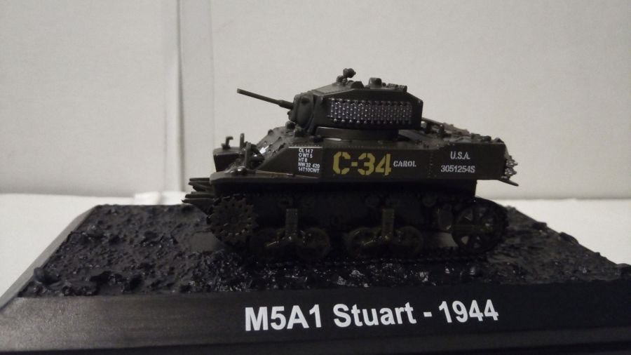 Американский лёгкий танк M5A1 Stuart 1944 года (1/72)