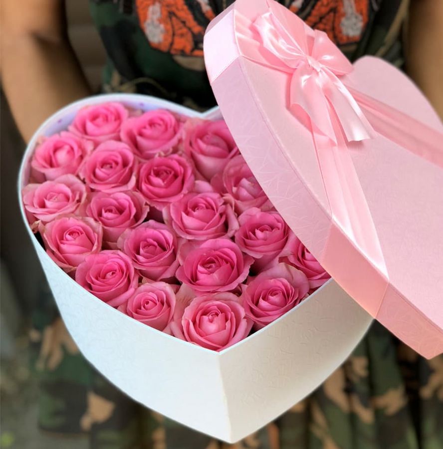 Сердце из 25 розовых роз