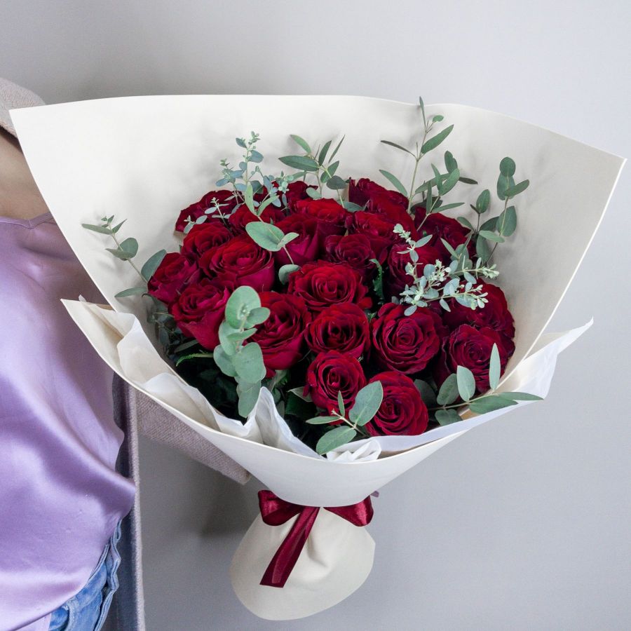Букет «25 роз с эвкалиптом»