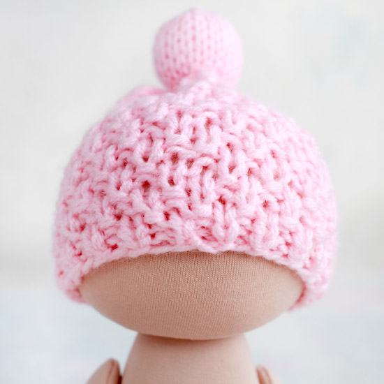 Вязаная шапочка для куклы - Розовая с помпоном