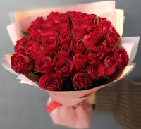33 красных розы в премиум упаковке (40 см)
