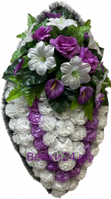 Фото Ритуальный венок из искусственных цветов - Классика #26 бело-фиолетово-зелёный из гвоздик, лилий, роз, калл и папоротника
