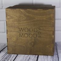 деревянная коробка с крышкой и гравировкой