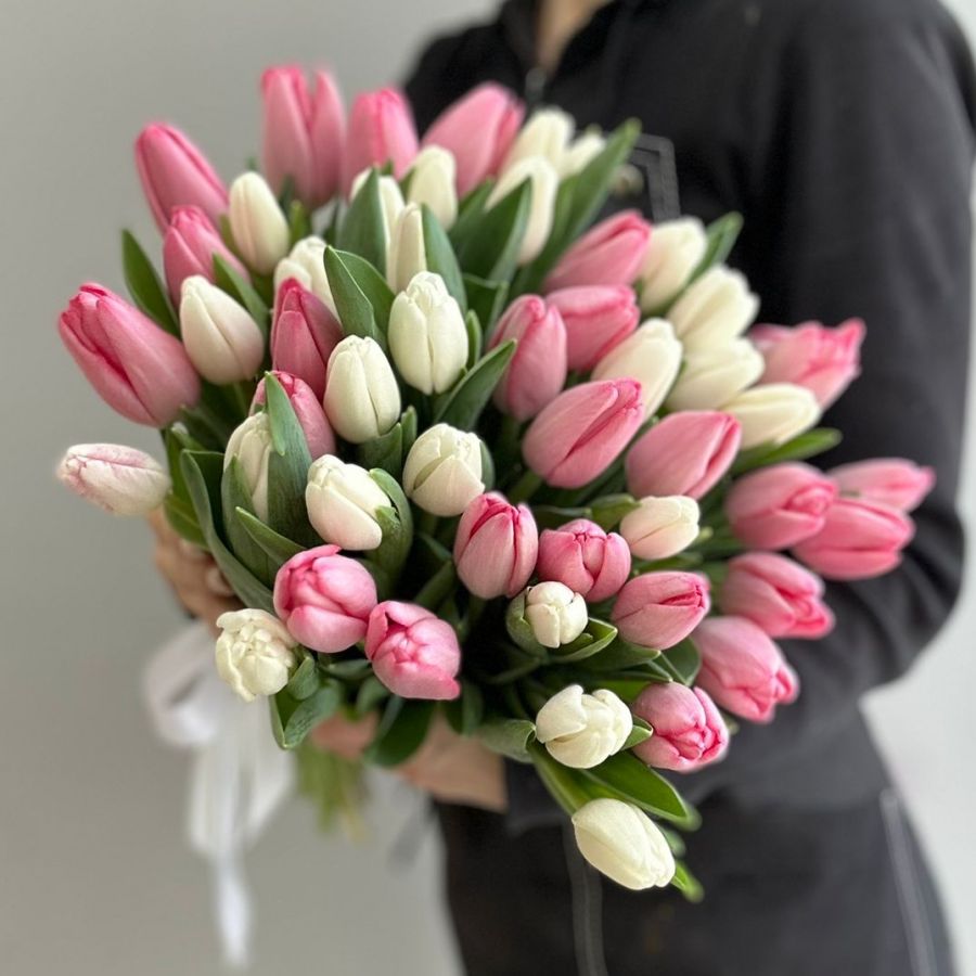 Микс из белых и розовых тюльпанов