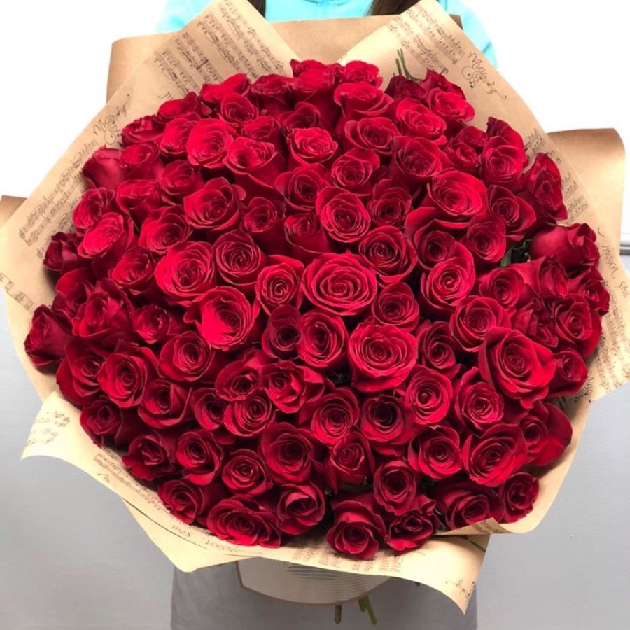 101 красная роза 70 см в крафт бумаге