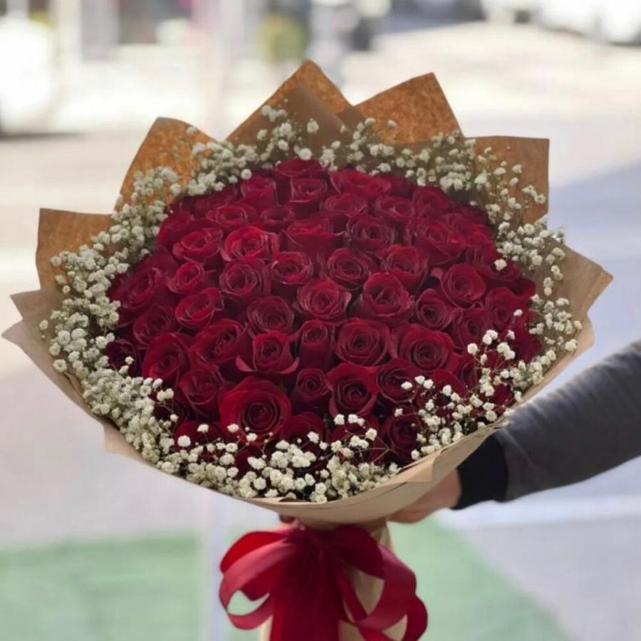 Букет из 35 красных роз с гипсофилой