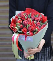 19 пионовидных тюльпанов
