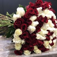 75 бело-красных роз 60 см