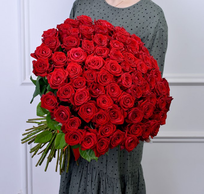 75 красных роз 50 см