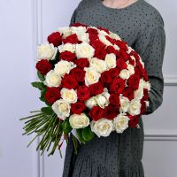 75 красных и белых роз 50 см