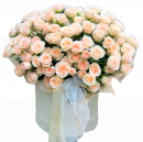 Шляпная коробка с кремовыми мелкоцветными розами