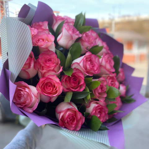 Букет из 25 роз с зеленью в упаковке.(Россия)