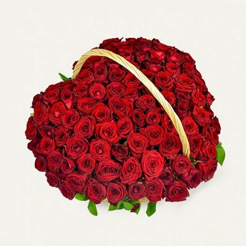 101 красная роза в виде сердца в корзине