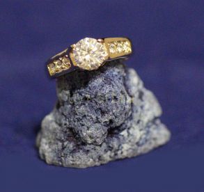 Позолоченное кольцо с искусственными бриллиантами (арт. 880167)