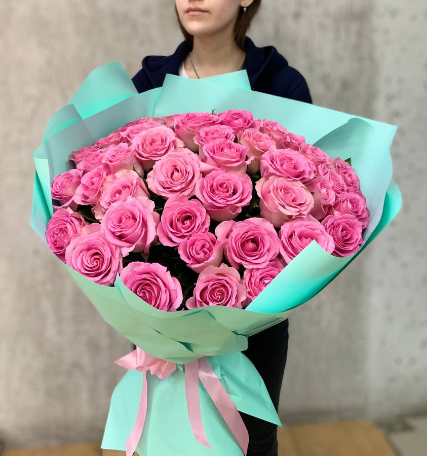 Букет из 51 розовой розы с яркой упаковке