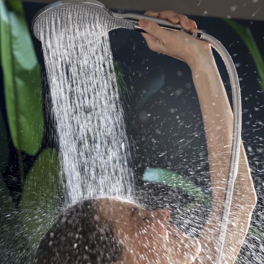 Тонкая душевая стойка с круглым ручным душем Bossini APICE DA5059-N ФОТО