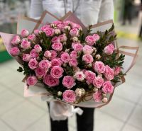 Букет с кустовой розой в стильной упаковке