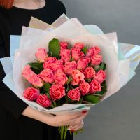 Монобукет из 25 розовых роз (кенийских) 40 см в оформлении