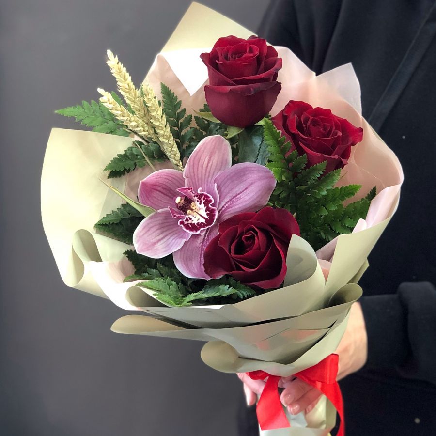 Букет комплимент с розами и орхидеей