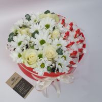 Коробка с белыми цветами и конфетами