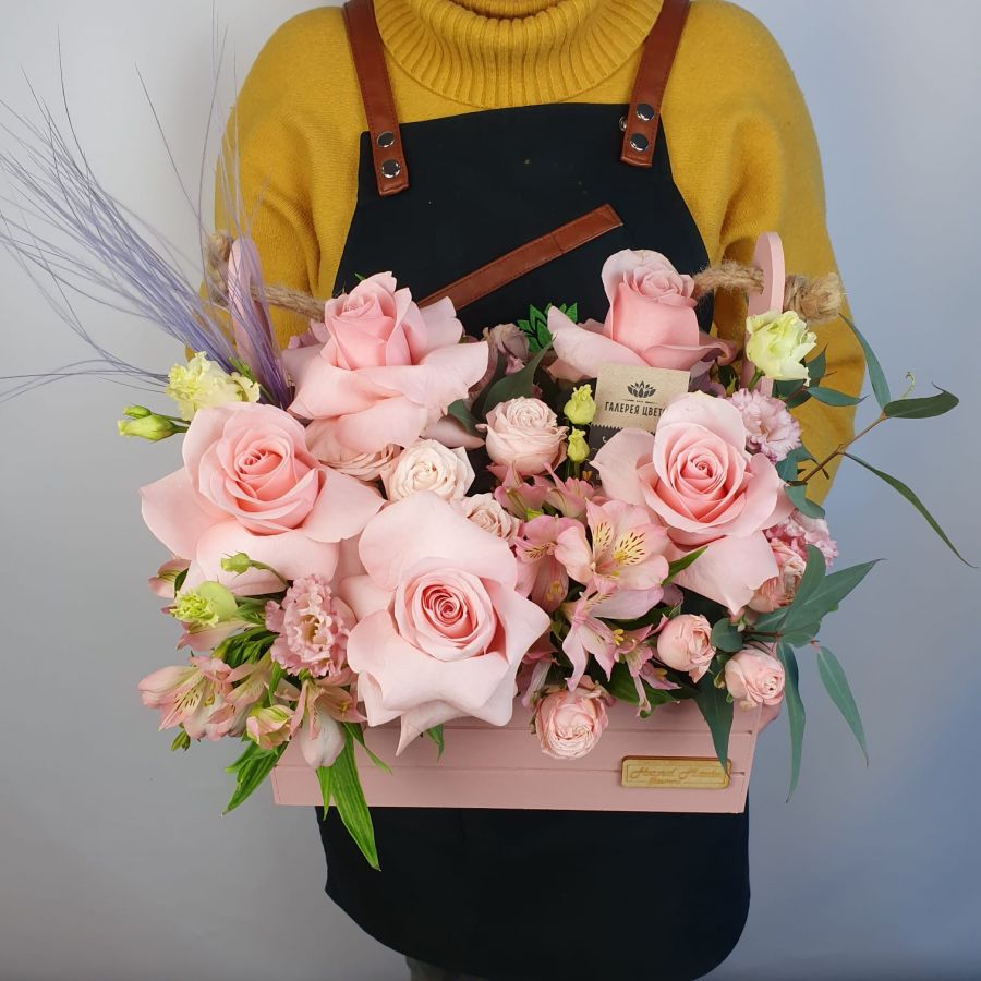 Ящик с нежно-розовыми цветами