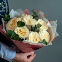 Букет пион роз Кендилайт с эвкалиптом в оформлении