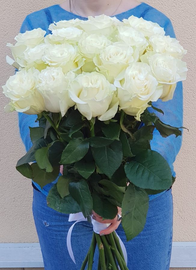 Белые розы 70 см