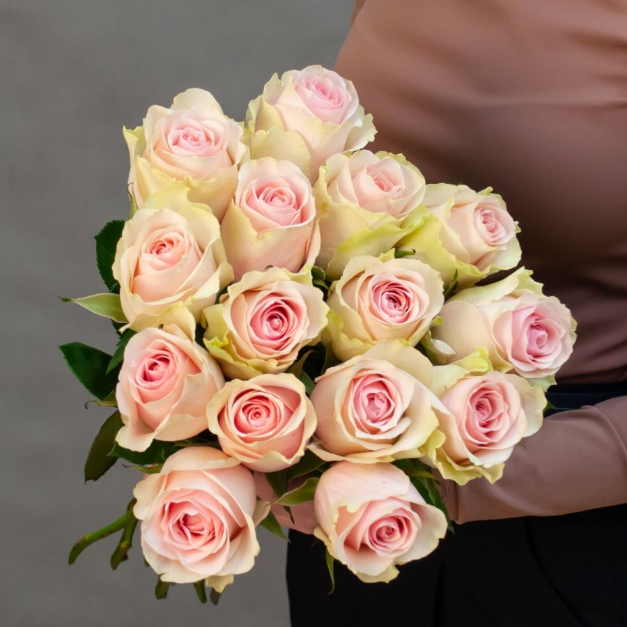 15 нежных розовых роз 50 см