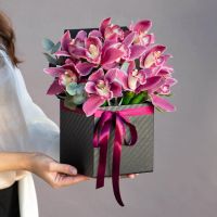 11 розовых орхидей в коробе