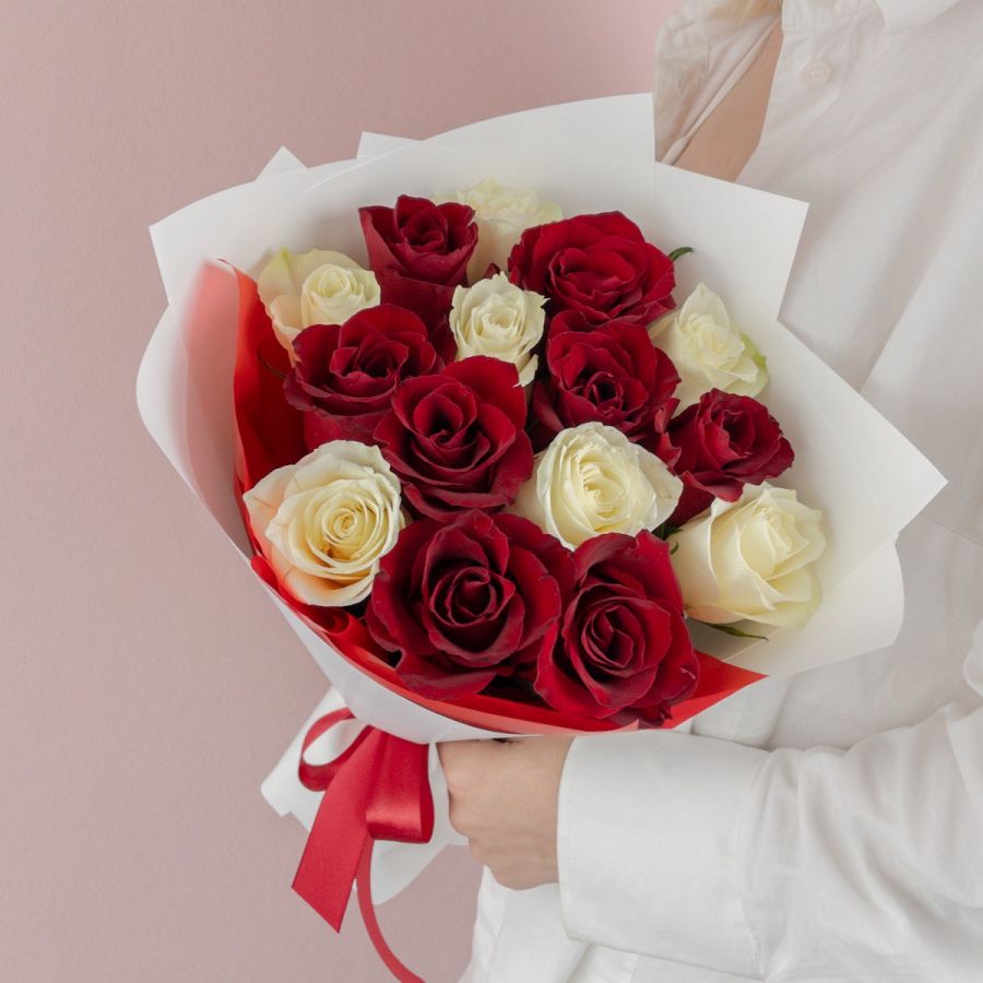 15 красно-белых роз (Кения)