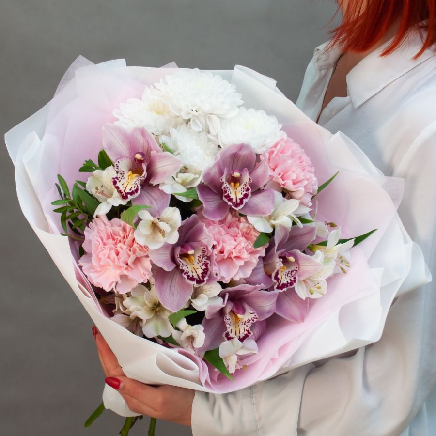 Букет с орхидеями и альстромерией "Розовый бриз"