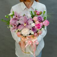 Орхидеи и розы в шляпной коробке "Жемчужина красоты"