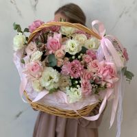 Бело-розовая композиция в корзине