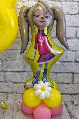 Девочка на лужайке с цветочком фигура из шаров