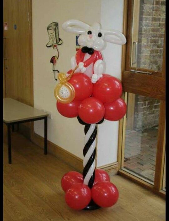 Кролик с часами на колонне фигура из шаров