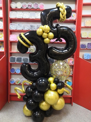Черно-золотой каскад с двумя цифрами из шаров