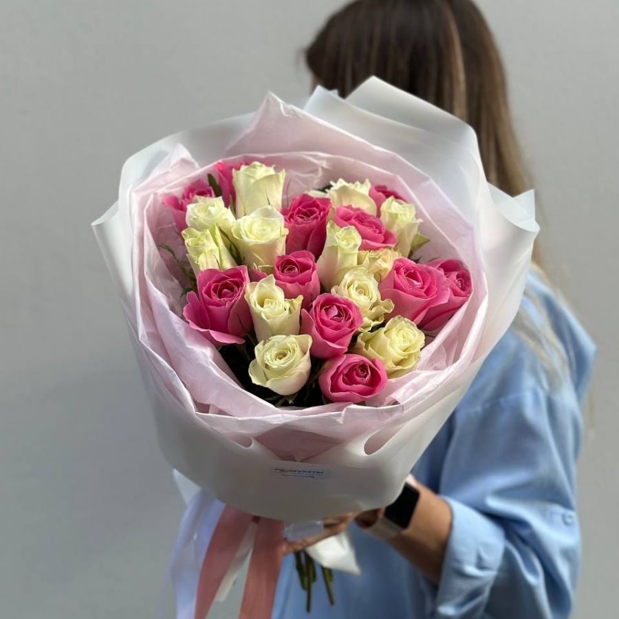 Розово-белые розы 40 см в оформлении
