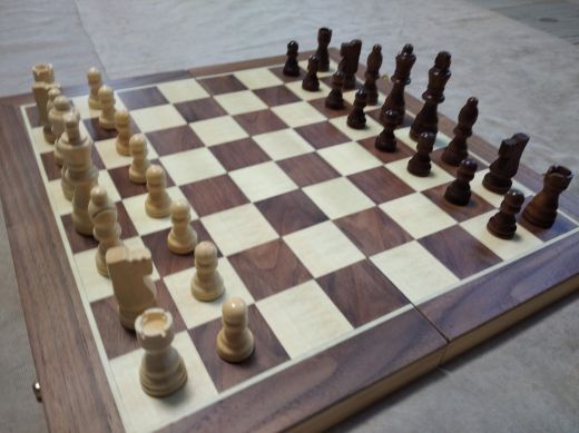 Шахматы деревянные, магнитные с доской 40 см.