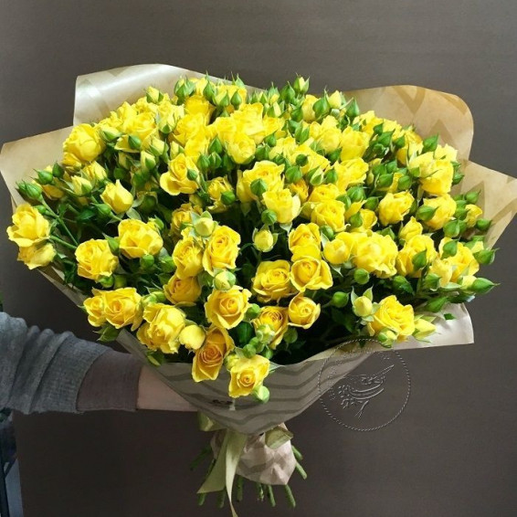Букет желтых кустовых роз "Солнечный день"