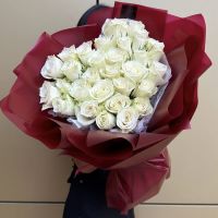 Белые розы в форме сердца
