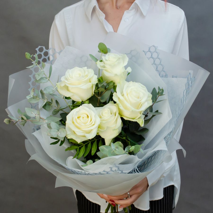 Букет из 5 белых роз с эвкалиптом "Нежная красота"