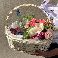 Подарочная корзина с цветами, ягодами и рафаэлло