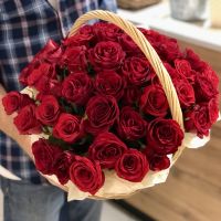 51 красная кенийская роза в корзине
