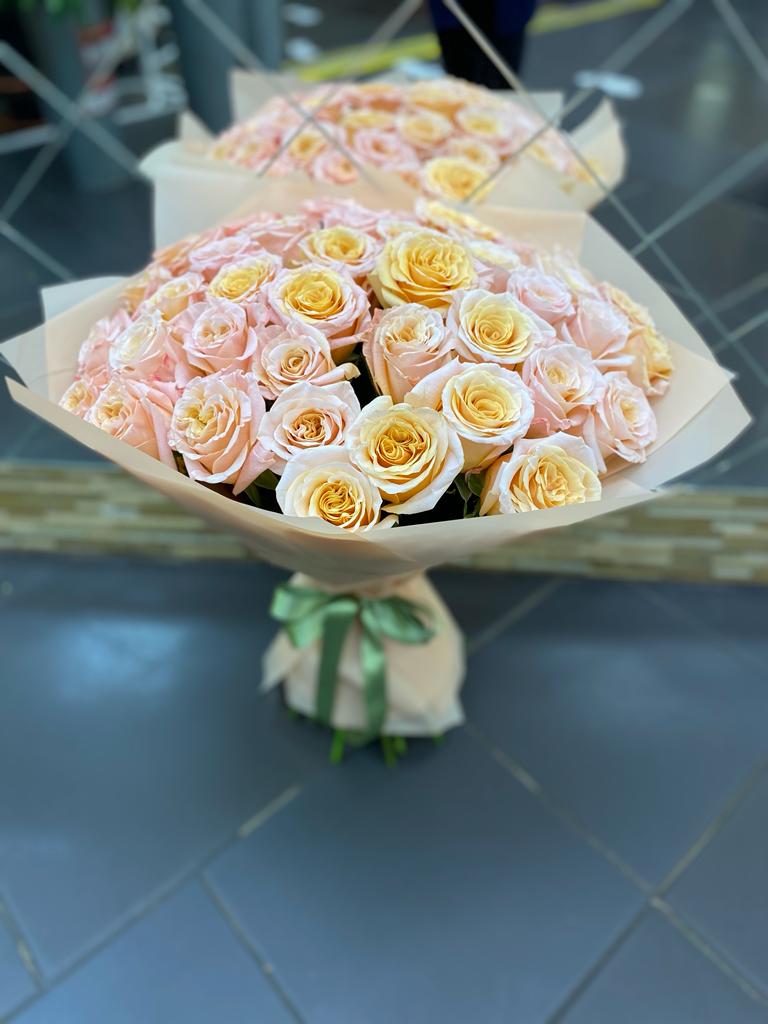 Букет из 45 желто-розовых роз в упаковке