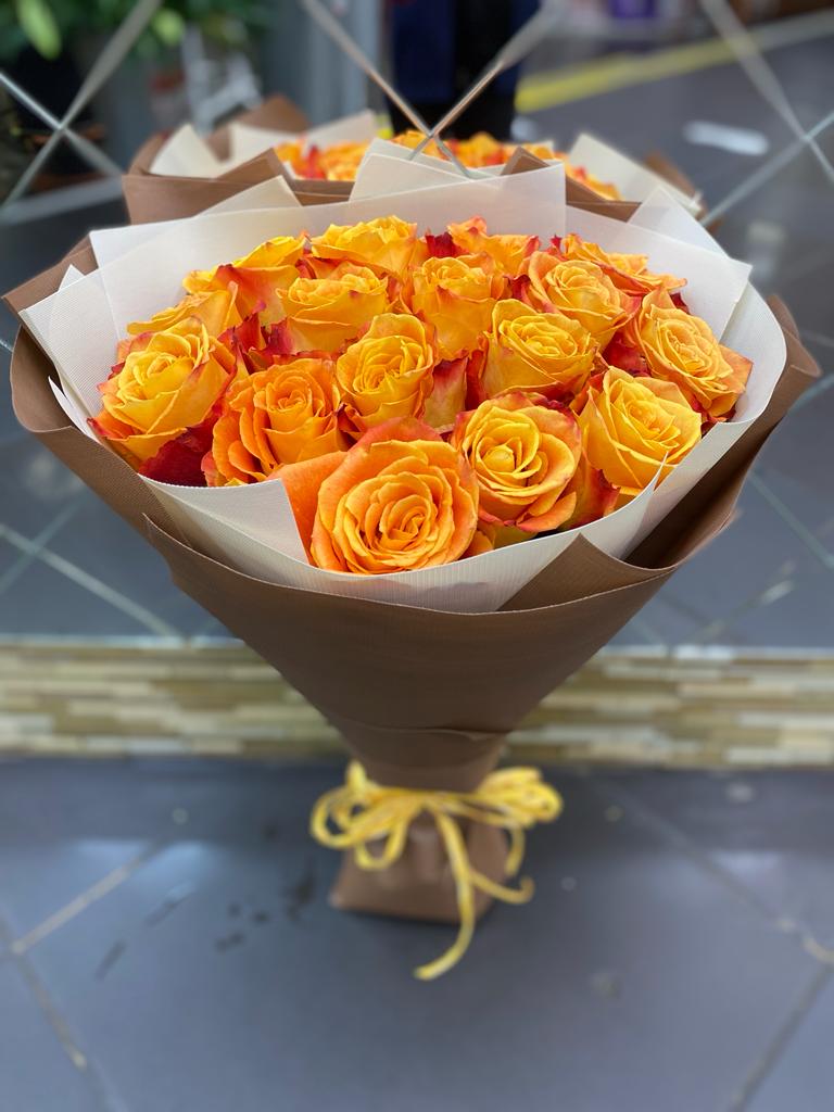 Букет из 15 желтых роз в упаковке