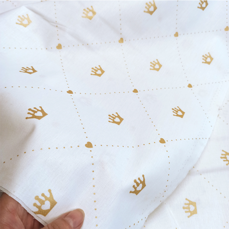 Ткань короны, поплин белый с глиттером, 100% хлопок, турецкий  хлопок, ширина 240 см, рисунок Короны золото, нарезаем от 1 м