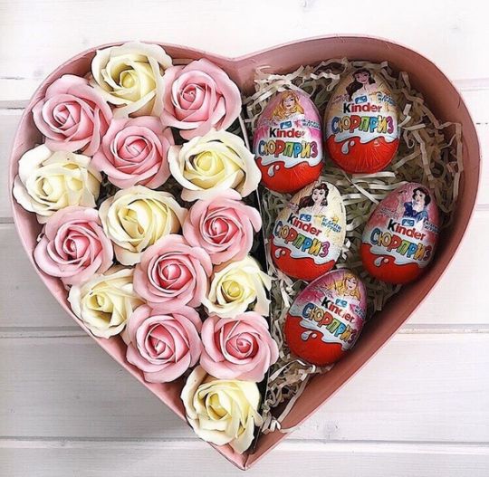 Букет из мыльных роз с шоколадными сюрпризами в коробке-сердце большой